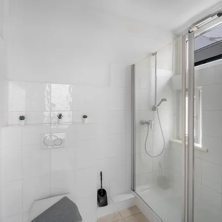 Work & In Mit Badewanne Und Kueche